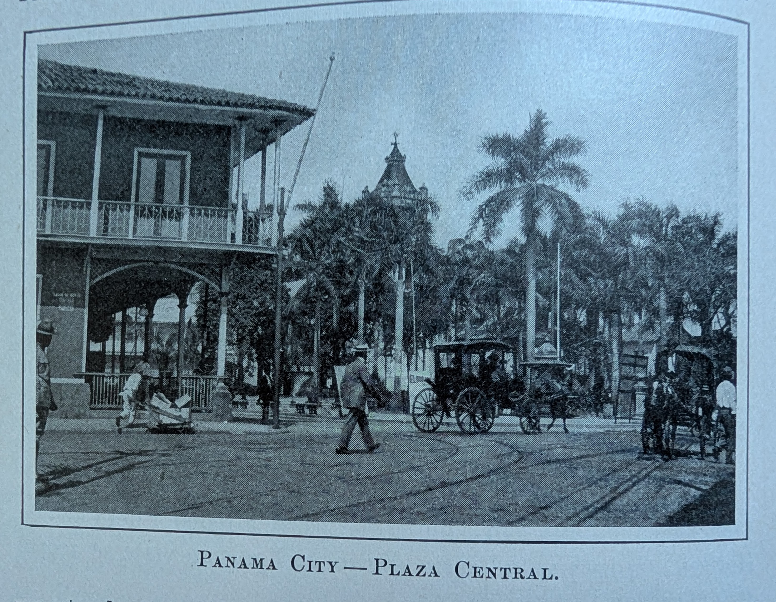 Antique photo showing horse-drawn carriages and people in suits walking on dirt roads. There are large palm trees and ornate buildings in the background. The caption, in Spanish, reads, Panama City, Central Plaza.