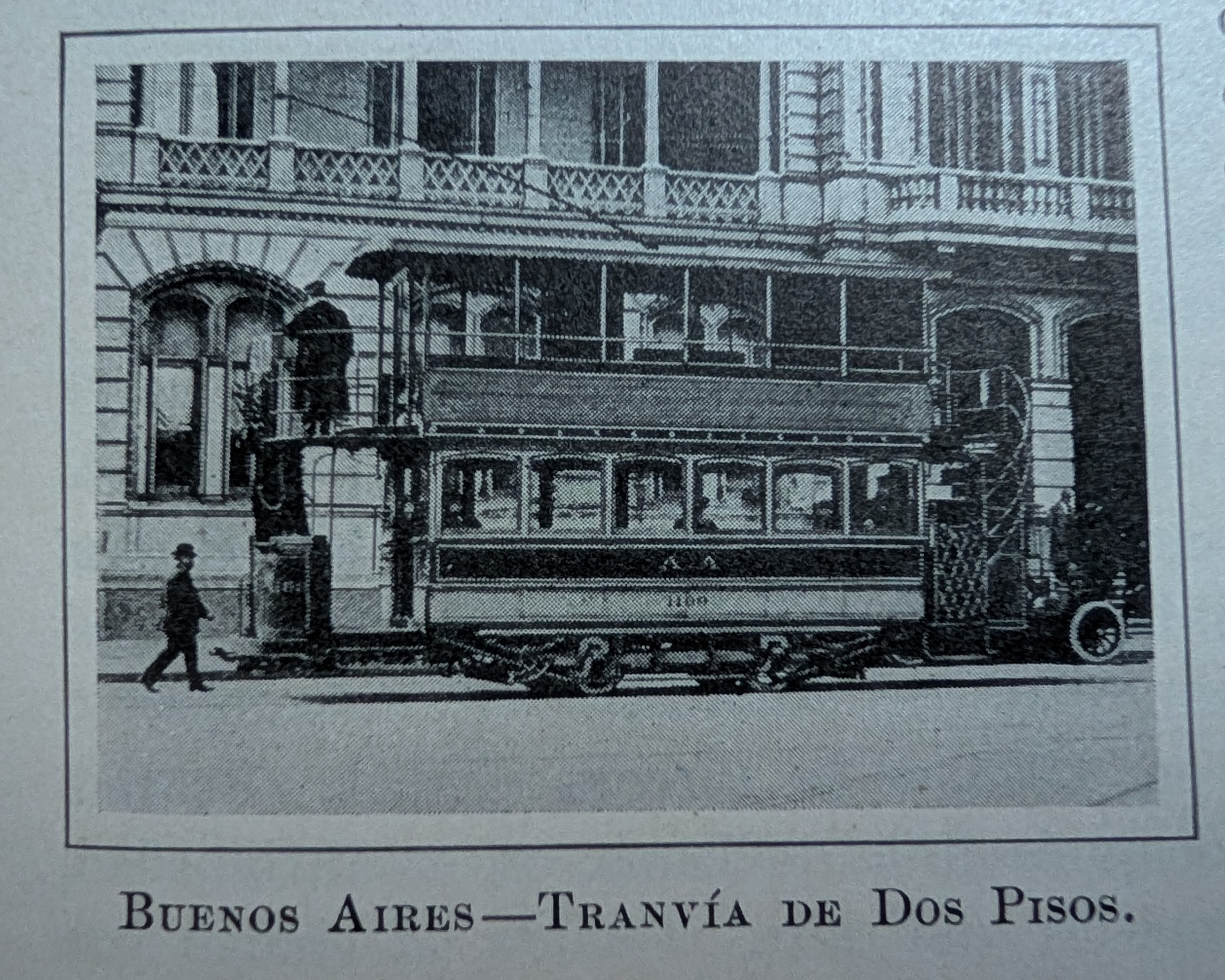 Antique photo showing a two-tiered tram with a man conductor on the second floor. The caption, in Spanish, reads, Buenos Aires, two-floor tram.